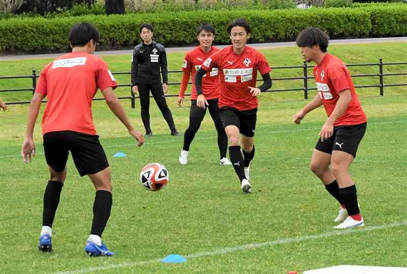 水戸戦に向けて調整する熊本のDF黒木晃平（右から2番目）ら＝県民総合運動公園ラグビー場