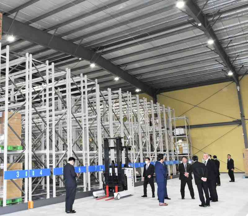 九州航空は半導体関連部材の一時保管需要の増加を見越し、新倉庫を開設した＝16日、益城町