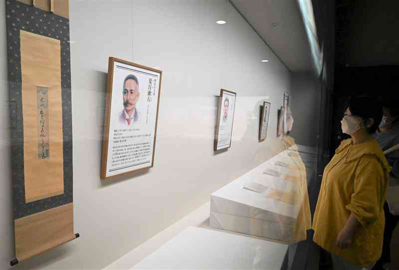 夏目漱石自筆の俳句（左）などを展示している企画展＝熊本市中央区