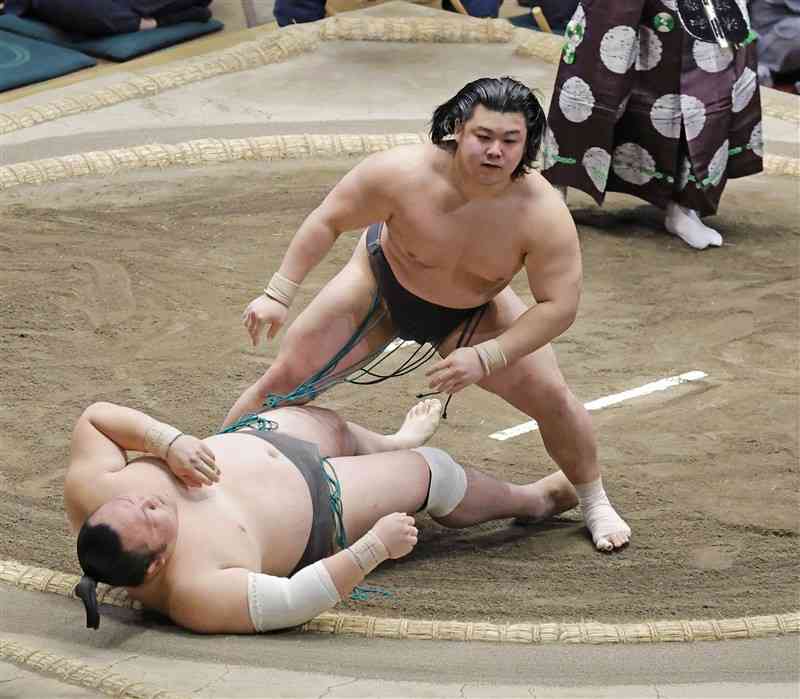 上戸（下）を寄り倒しで破った川副＝両国国技館