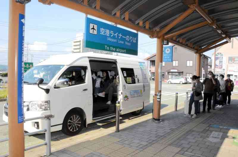 空港ライナーが満席で、次の便を待つ乗客ら＝大津町の肥後大津駅