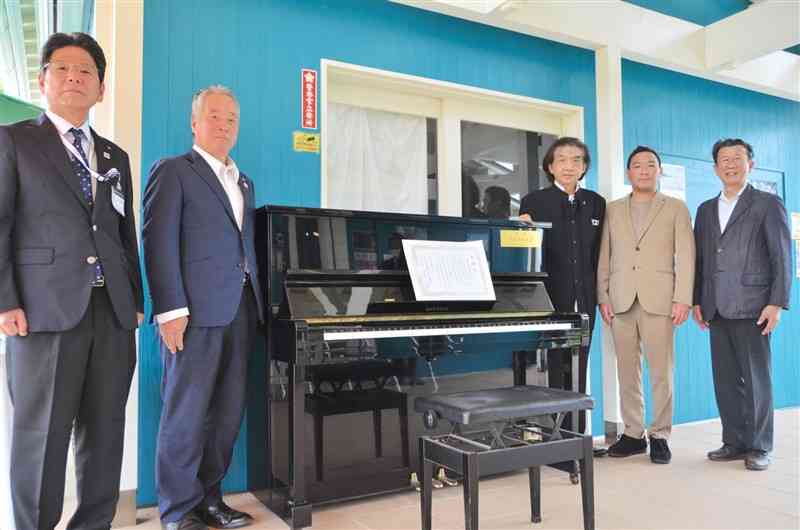 ピアノを寄贈した平成音楽大の出田敬三学長（左から3人目）＝御船町