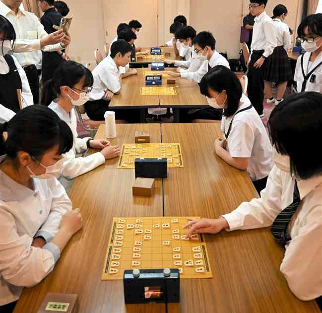 県高校総合文化祭の将棋部門で熱戦を繰り広げる生徒たち＝熊本市中央区