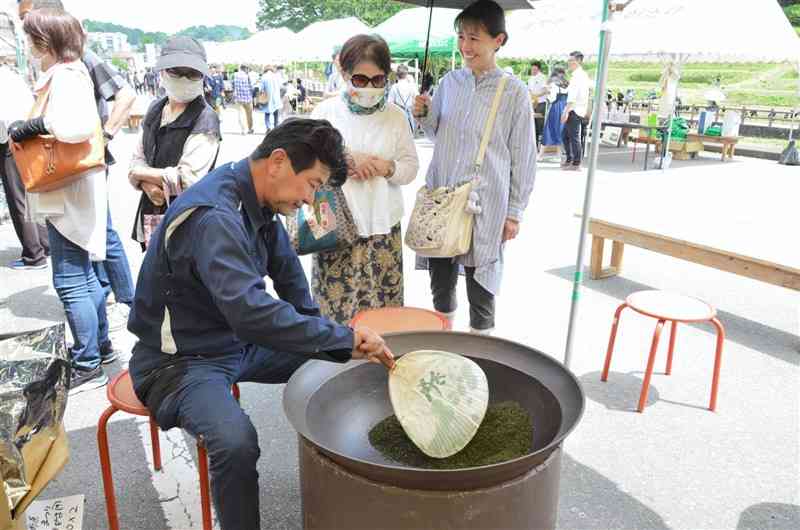 新茶まつりで釜炒り茶の製法を実演する生産者＝山都町