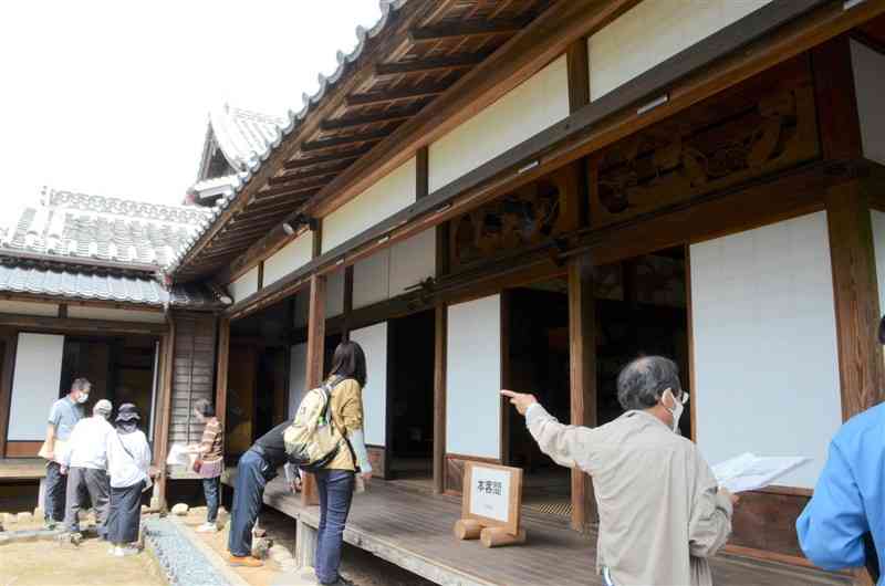 町内外からの見学者たちでにぎわう江藤家住宅の一般公開＝大津町