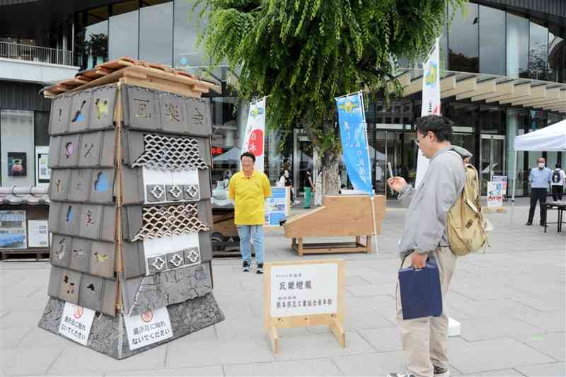 瓦アート展で作品を眺める客ら＝熊本市中央区