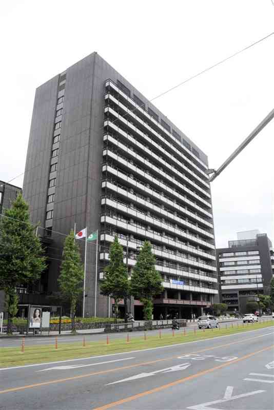 熊本市役所本庁舎。整備の在り方を検討してきた有識者会議は建て替えを求める答申案をまとめた＝29日、中央区