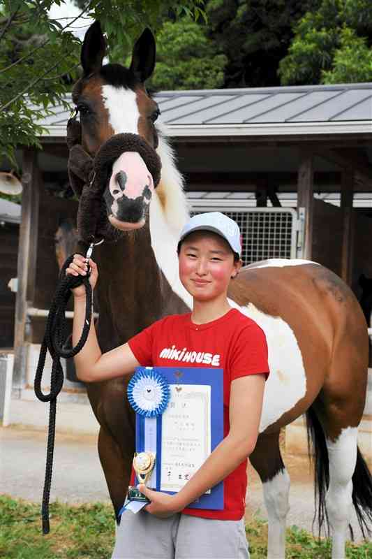 全日本ヤング総合馬術大会のEV80クラスで優勝した門岡蘭（ルーテル高1年）とアルファ号＝北熊本乗馬クラブ