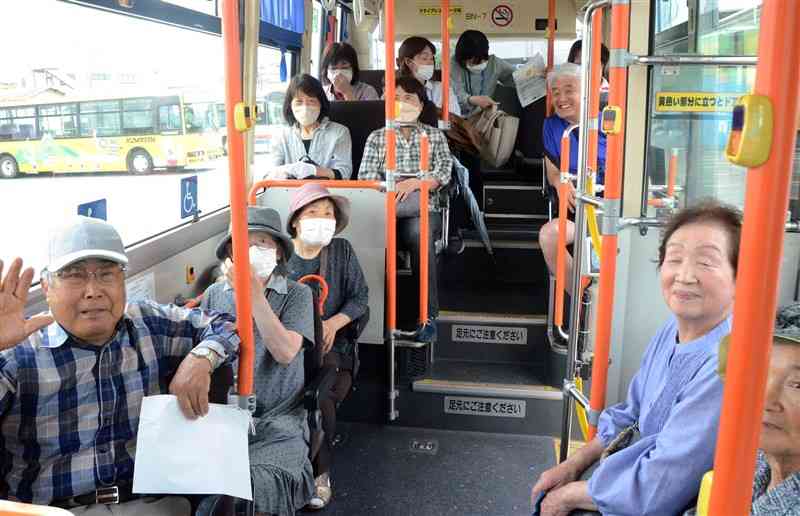 きくちべんりカーに乗車した参加者＝菊池市