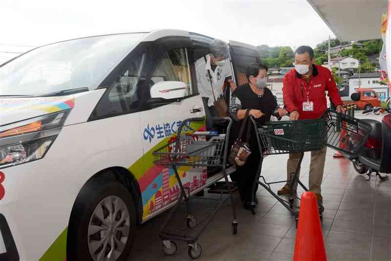 無料送迎車でコープ春日に来店した高齢者＝熊本市西区