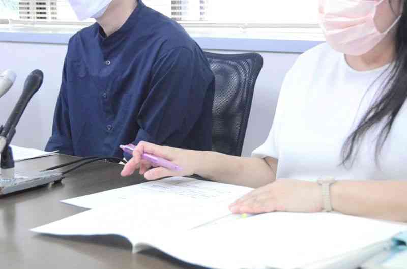 記者会見でいじめ調査報告書の全文公表を訴える元生徒（左）と母親＝30日、熊本市中央区