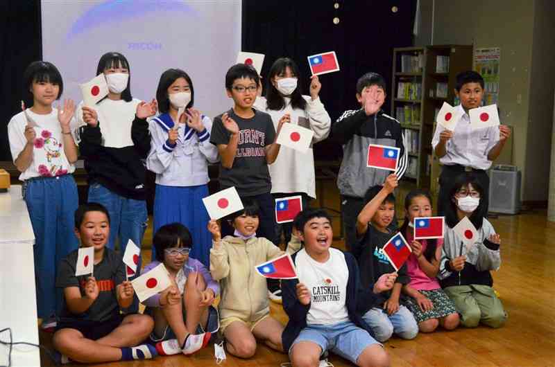 台湾・高雄市の小学生らとビデオ通話で交流する高森東学園の児童ら＝高森町