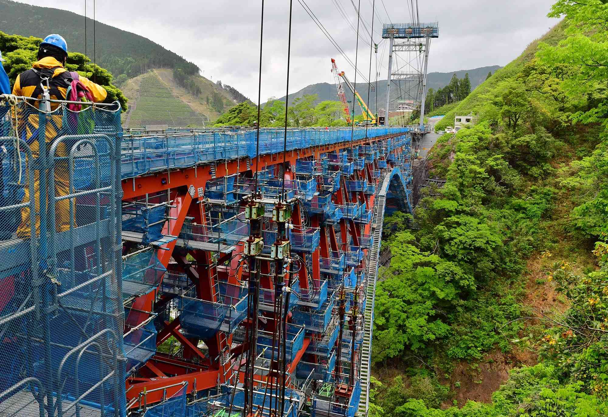 架け替え工事が進む第一白川橋梁。巨大な要塞のようだ＝南阿蘇村（谷川剛）