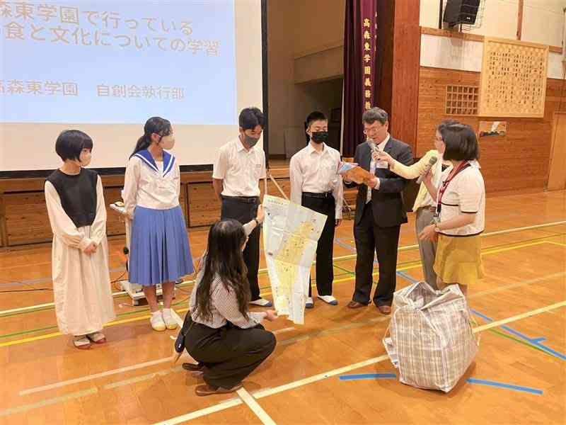 台湾からの視察団と交流する義務教育学校「高森東学園」の子どもたち＝高森町