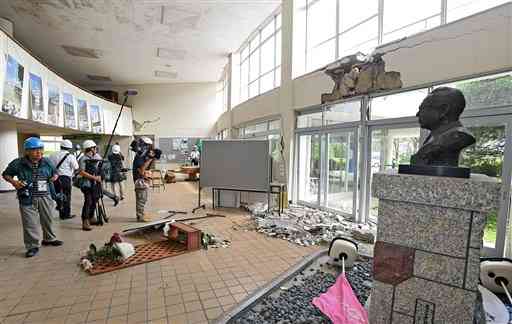 熊本地震で被災した南阿蘇村河陽の東海大農学部（阿蘇キャンパス）が２０日、報道陣に初めて公開された。被害が大きかった１号館前の路面は、無数の地割れが走っていた。（岩崎健示）