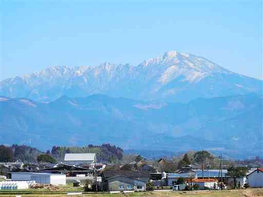 球磨盆地から見た市房山。山や陸地は岩石でできている