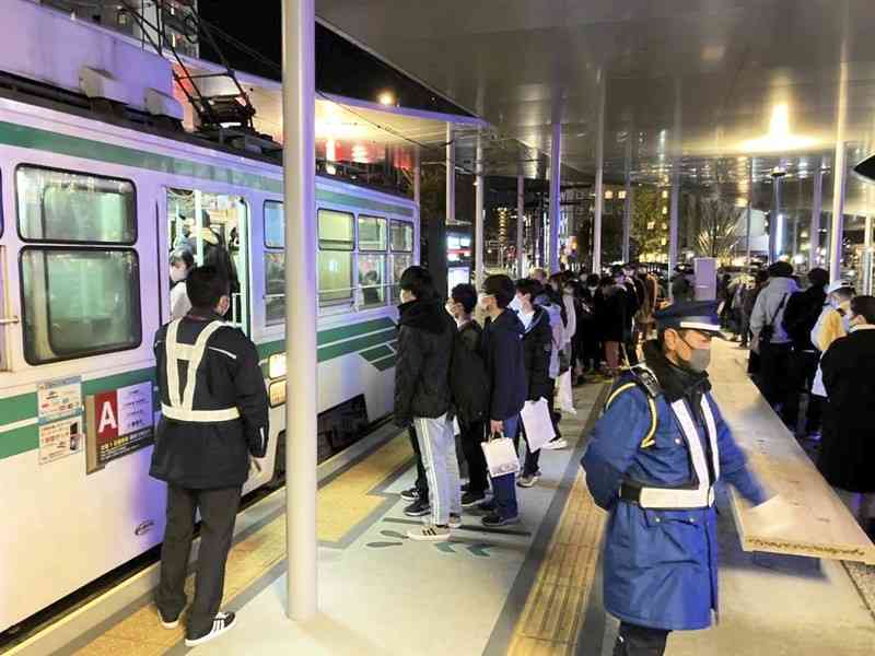 昨年12月の「バス・電車無料の日」の熊本駅前電停。多くの乗降客で混み合っている＝熊本市西区（市提供）