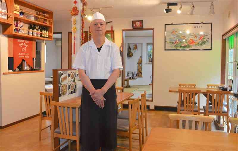 「龍駿園」店主の勝呂有土さん。台湾出身者だけでなく地元客にも愛される人気店だ。牛肉麺は、やわらかく煮込んだあか牛肉がゴロッと入っている＝南阿蘇村