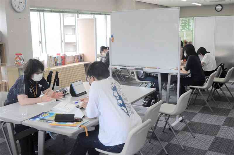 不登校の子どもが通う熊本学習支援センターの大江本校。拠点は県内各地に広がっている＝昨年6月、熊本市中央区