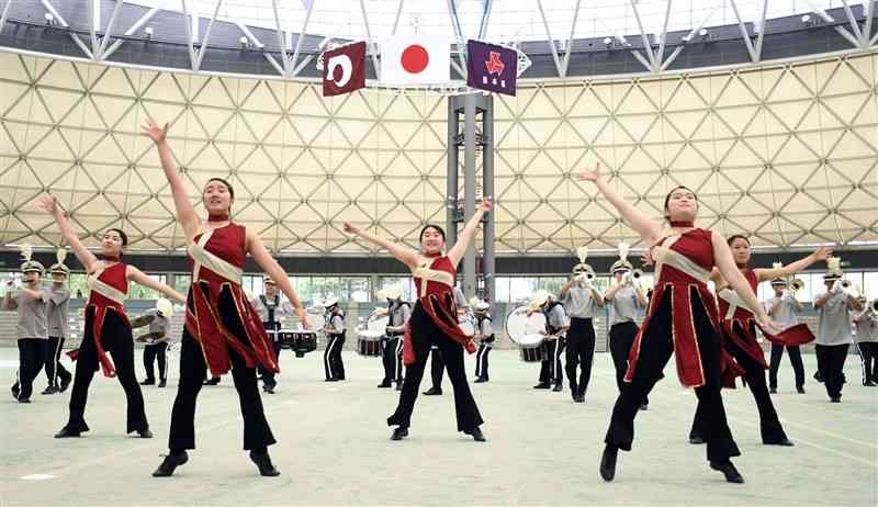 県高校総合体育大会の総合開会式リハーサルに臨む熊本工吹奏楽部の生徒たち＝1日、パークドーム熊本