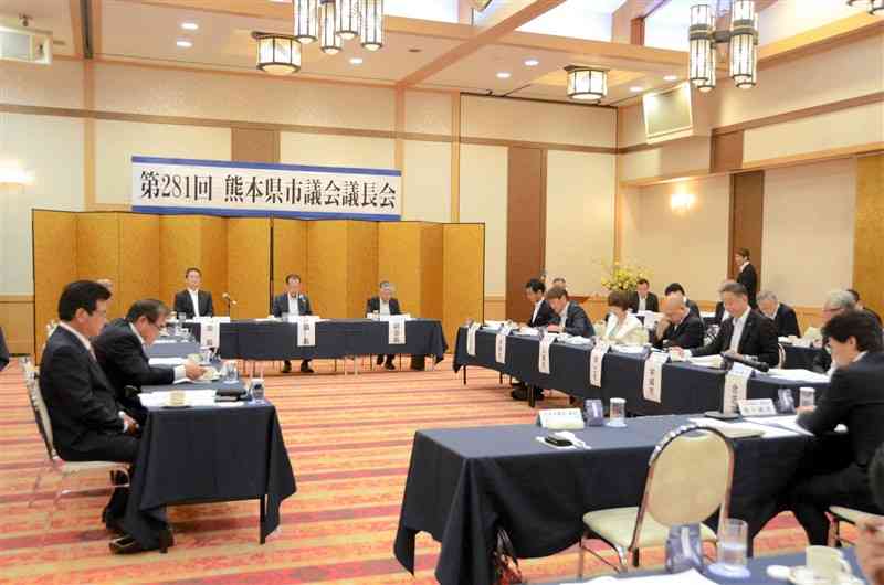 国への要望事項などを審議した県市議会議長会＝天草市