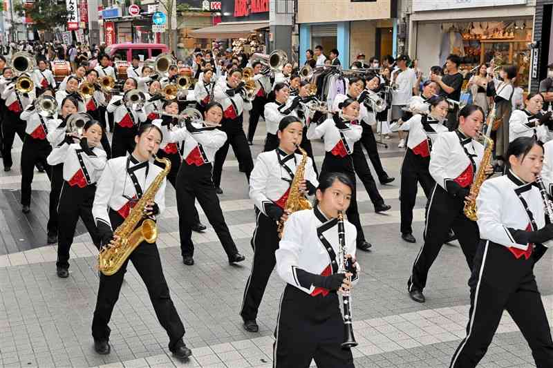 県高校総合文化祭のパレードでマーチングバンドを披露する慶誠の生徒たち＝1日午後、熊本市中央区の下通アーケード（鹿本成人）