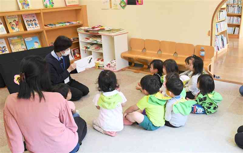 甲佐町の図書室で毎月開かれている幼児向けの読み聞かせイベント