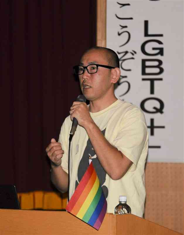 LGBTなど性的少数者の悩みについて講演する、こうぞうさん＝山鹿市