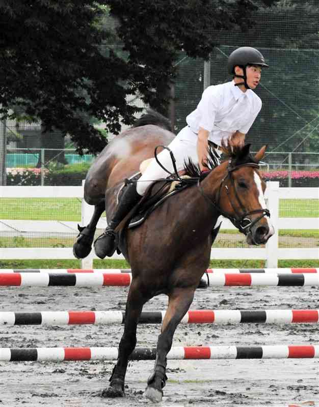 【馬術・二段階障害飛越】優勝した白木敬悟（熊本農）