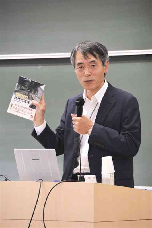 公開講座で「肥薩線の記憶を未来につなごう」と呼びかける熊本学園大の幸田亮一教授＝3日、熊本市中央区