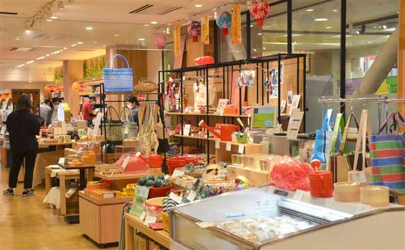 台湾の食品や雑貨を集めた「日本で感じる台湾」の特設コーナー＝3日、熊本市中央区