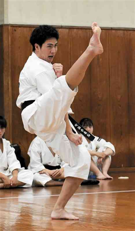 【少林寺拳法・男子単独演武】優勝した堀口詠冬（ルーテル）＝熊本武道館（萩原亮平）