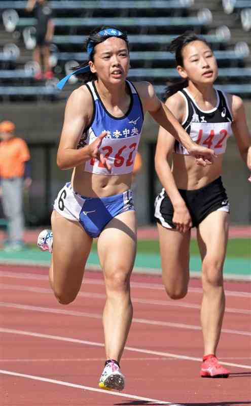 【陸上女子100メートル決勝】11秒74の大会新で3連覇を果たした山形愛羽（1262、熊本中央）＝えがお健康スタジアム（石本智）