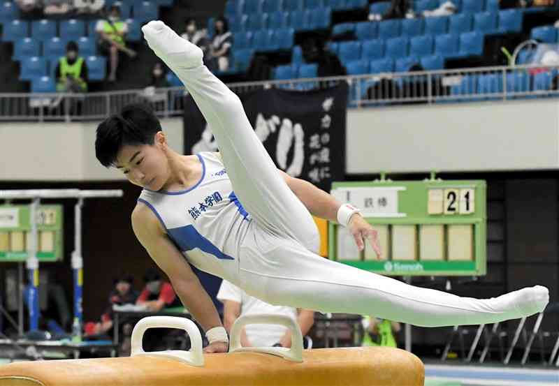 【体操】男子個人総合で1位となった青山颯琉（学園大付）のあん馬の演技＝県立総合体育館（山下友吾）