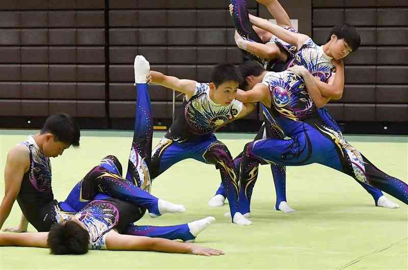 新体操男子団体で息の合った演技を見せる芦北＝県立総合体育館（鹿本成人）