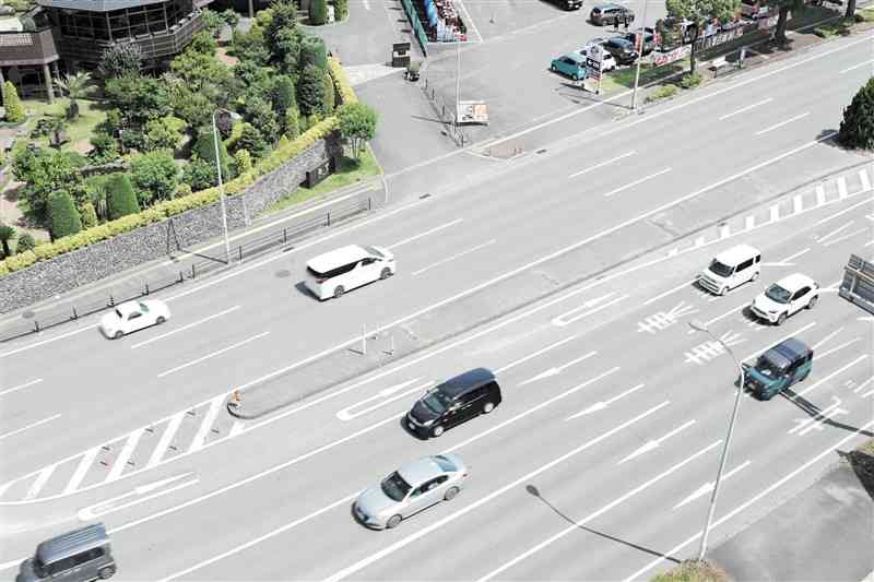 道路標示が変更された新南部交差点付近。「右折レーン」の文字を消し、Uターンを示す矢印に変えた＝6月4日、熊本市東区
