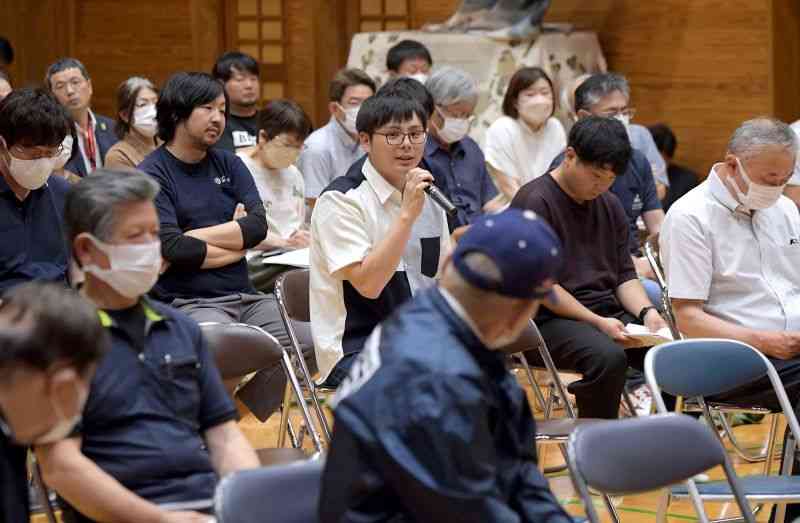 五木村の新たな振興計画について県、国側に質問する村民＝4日、同村の五木東小体育館（小野宏明）