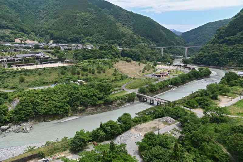 流水型ダムが完成して貯水した場合、水没が予定される五木村の旧中心部。手前は川辺川、左奥は高台の頭地代替地、右奥は小八重橋＝4日、五木村（小野宏明）