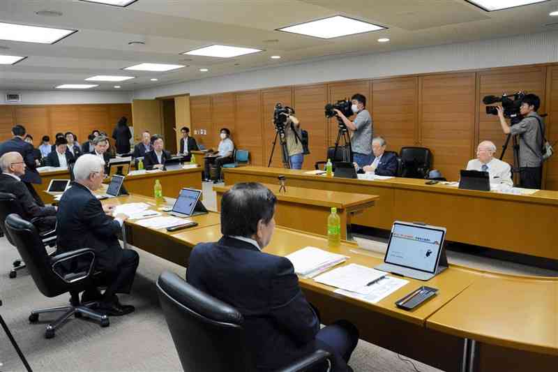 熊本空港を核とした周辺地域の活性化策について意見を交わした有識者会議＝7日、県庁