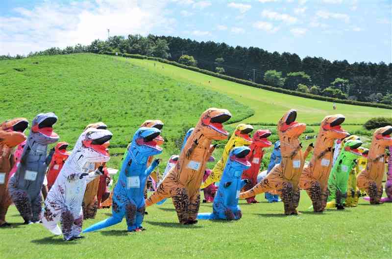 吉無田高原に集結した色とりどりの50頭の恐竜たち＝御船町