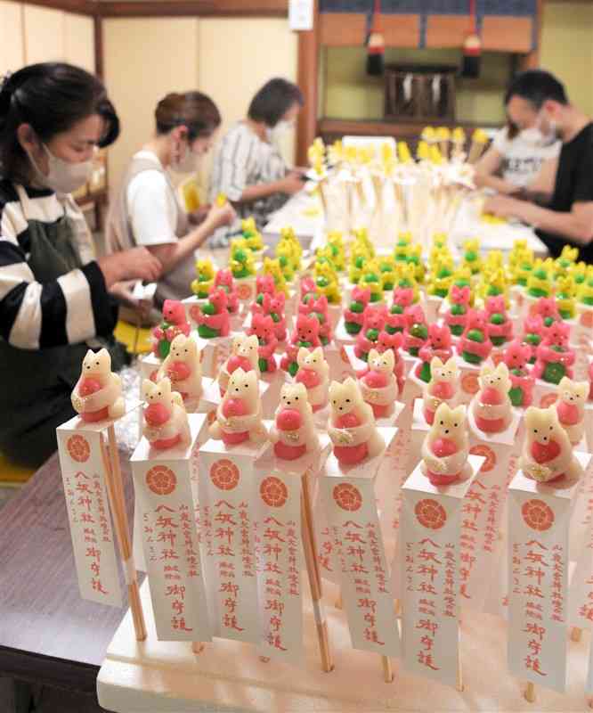 大宮神社で制作が進む「犬子ひょうたん祇園祭」の縁起物＝山鹿市