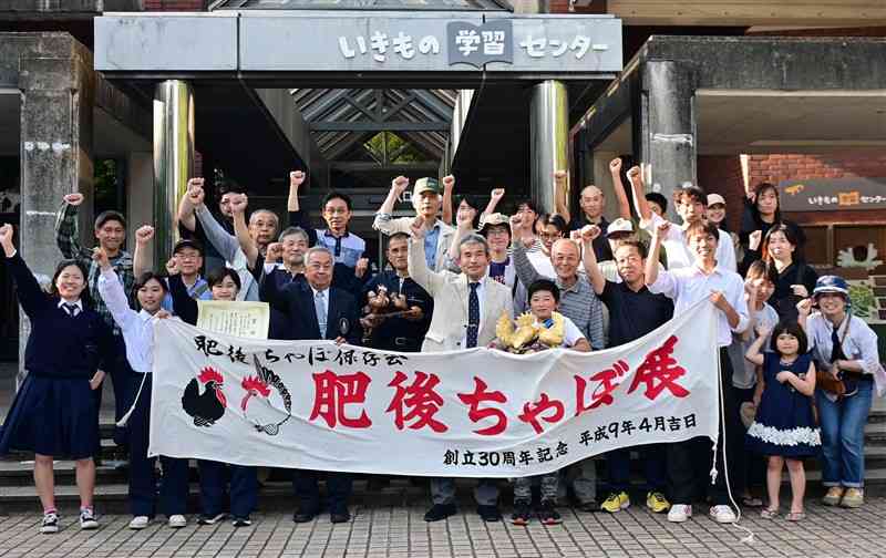 熊本市動植物園であった春の展示会に集まった肥後ちゃぼ保存会のメンバーら＝5月14日、熊本市東区（谷川剛）