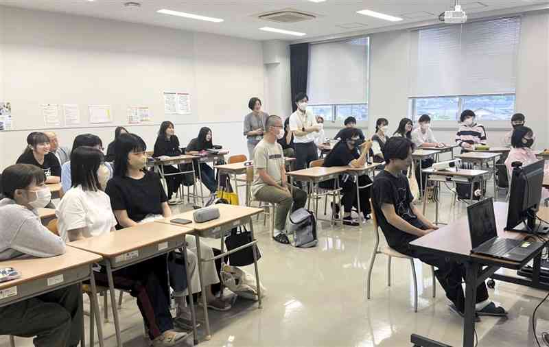 熊本総合医療リハビリテーション学院の授業で、障害のあるeスポーツプレーヤーとオンライン対戦する学生たち＝熊本市東区