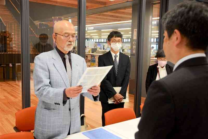 八代市厚生会館の保全を求めて市に申し入れする日本建築学会九州支部の会員ら＝八代市