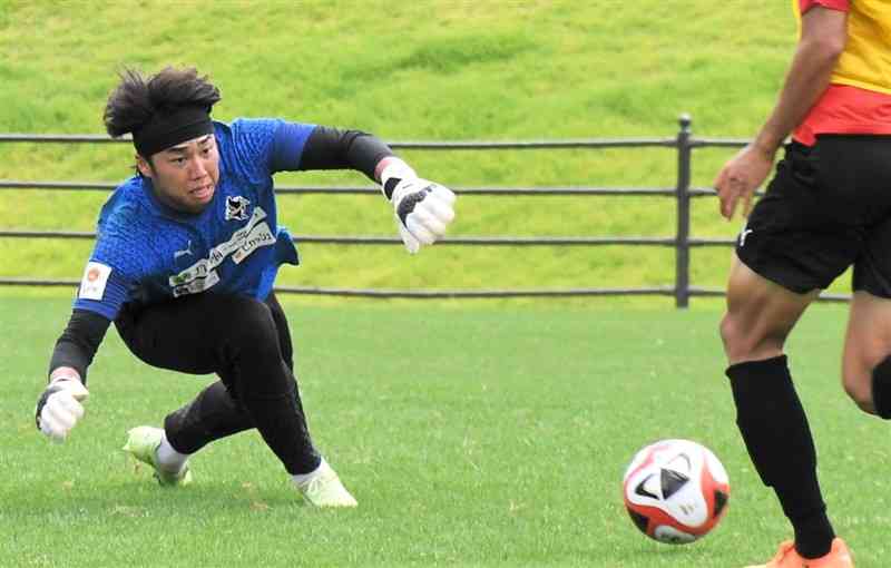 清水との試合に向けて練習に汗を流すGK田代琉我（左）＝県民総合運動公園ラグビー場