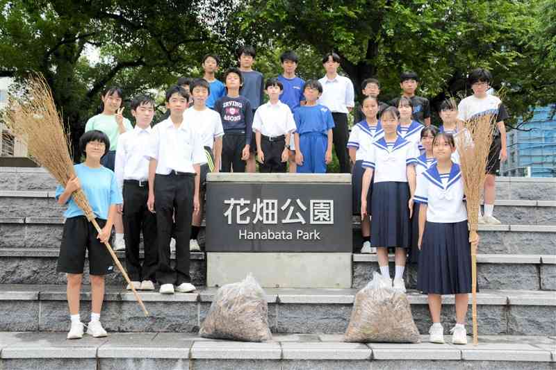 半世紀以上にわたり花畑公園の清掃を続ける藤園中の生徒たち＝熊本市中央区