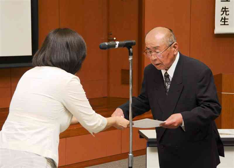 県知事賞を受賞した嶋村征司さん（右）＝熊本市中央区
