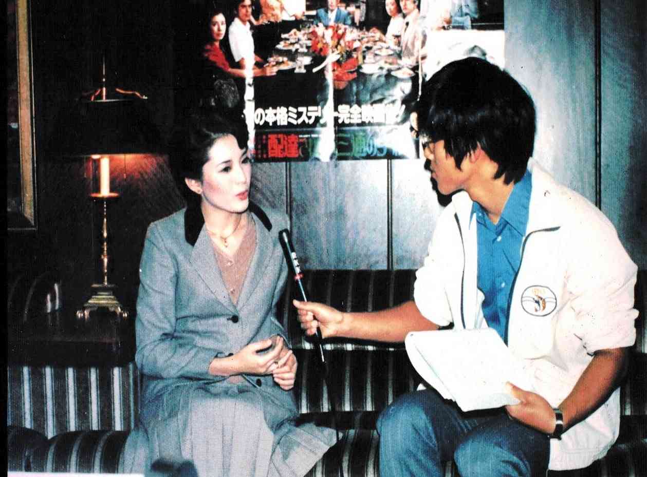 松坂慶子にインタビューする筆者＝1979年、熊本市