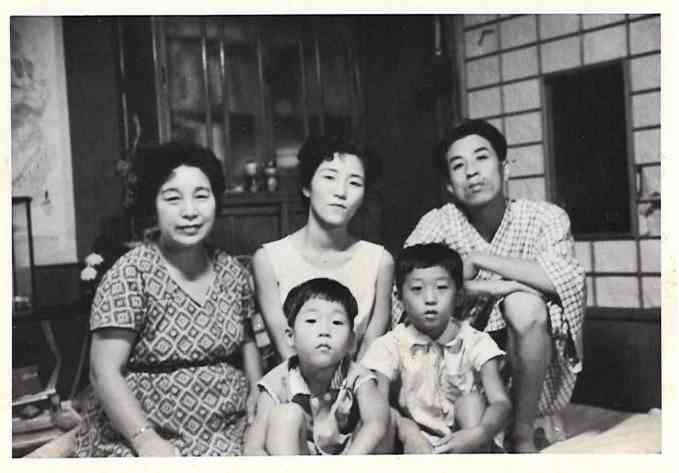 別府市の自宅で。左から祖母（母方）、母、父、前列左から筆者、兄＝1958年