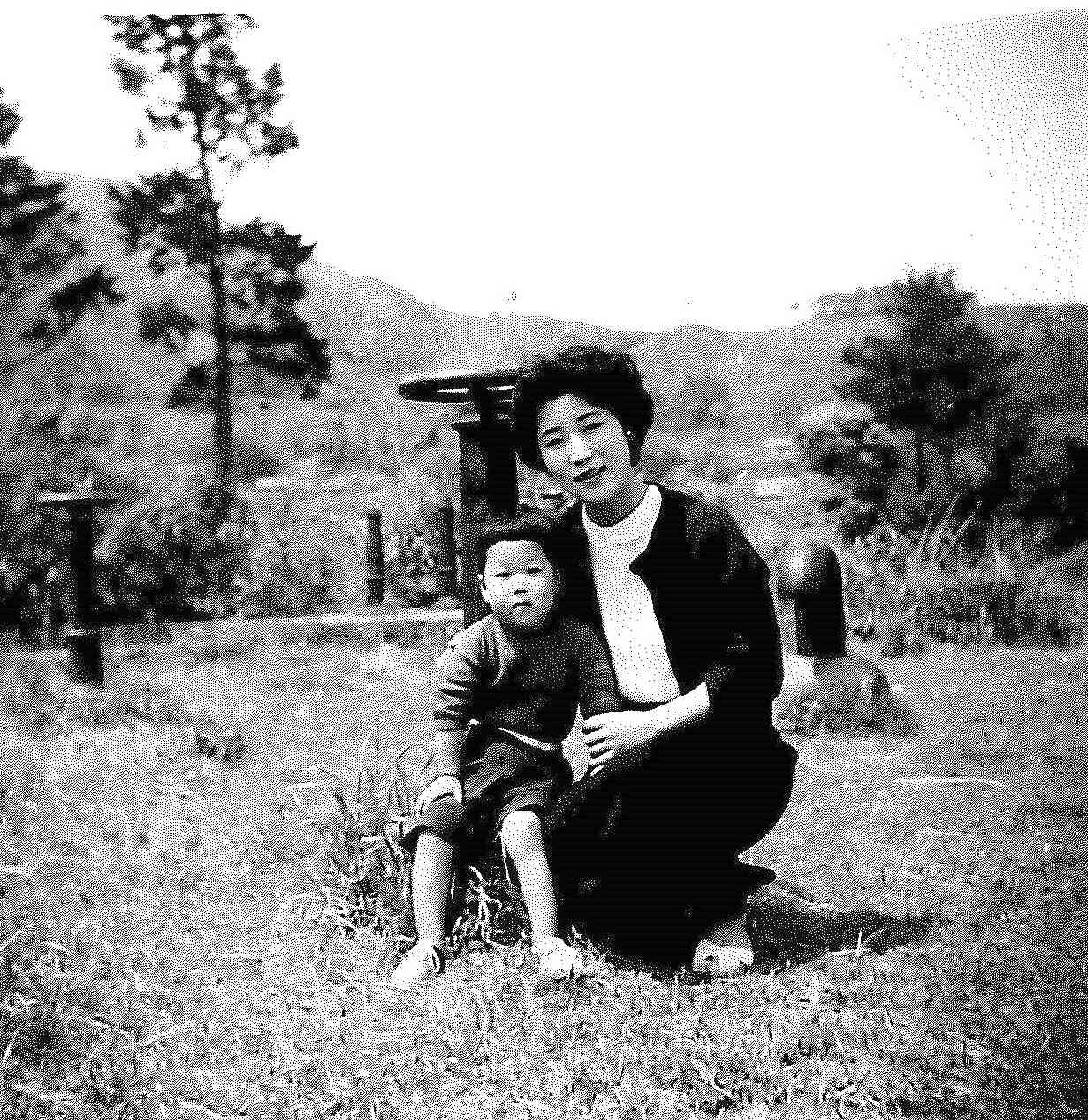 家族で別府市亀川の水源地へハイキングに出かけた母（右）と当時3歳の筆者＝1956年